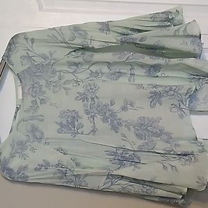 Flutter sleeved flowered top